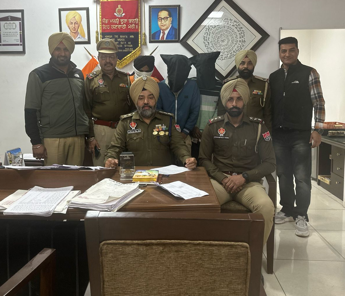 पुलिस ने लूटपाट करने वाले दो लुटेरों और घरों से चोरी करने वाले एक व्यक्ति को गिरफ्तार किया
